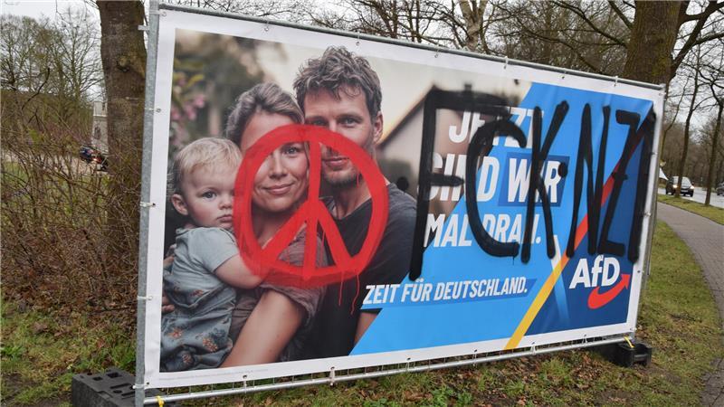 Unbekannte haben bei der Bundestagswahl ein AfD-Wahlpalkat an der Hansestraße in Buxtehude beschmiert.
