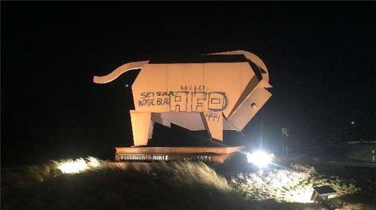 Unbekannte haben den Buxtehuder Bullen beschmiert.