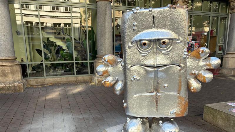 Unbekannte haben die Skulptur der Kika-Figur Bernd das Brot neben dem Erfurter Rathaus mit silberner Farbe besprüht.