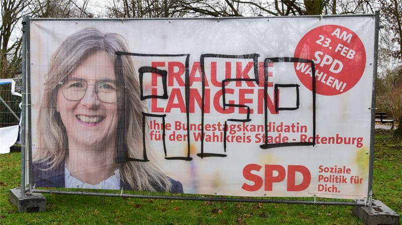 Bundestagswahlkampf: Zerstörung der Plakate erreicht eine neue Dimension Unbekannte haben dieses SPD-Plakat an der Hansestraße in Buxtehude mit einem AfD-Schriftzug beschmiert.