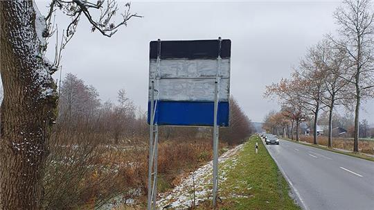 Unbekannte haben ein Schild mit Farbe besprüht.