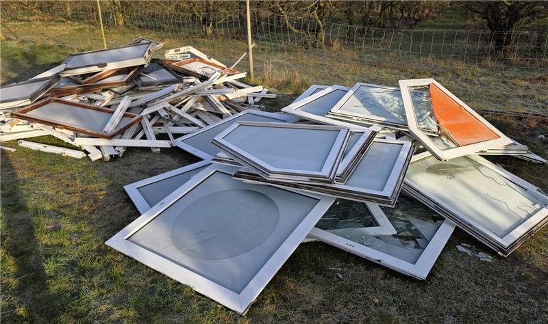 Unbekannte haben einen Berg alter Fenster in Horneburg entsorgt.