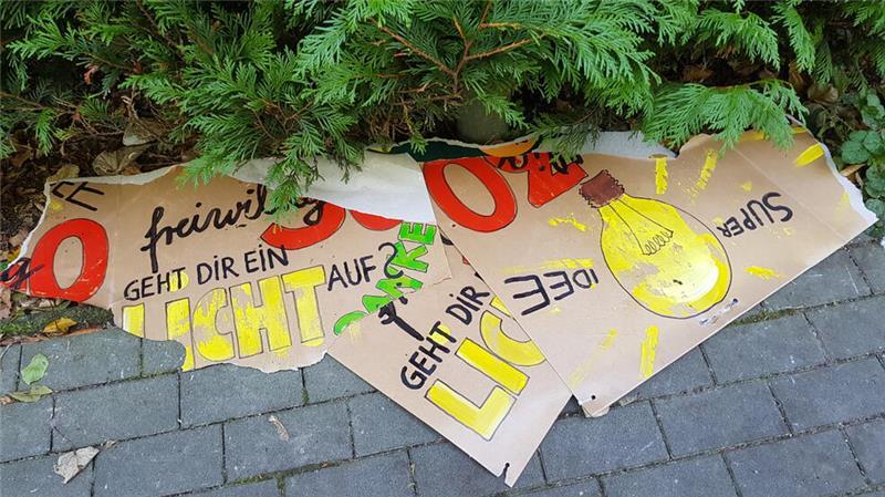 Unbekannte haben fast alle Plakate nach wenigen Tagen zerstört.