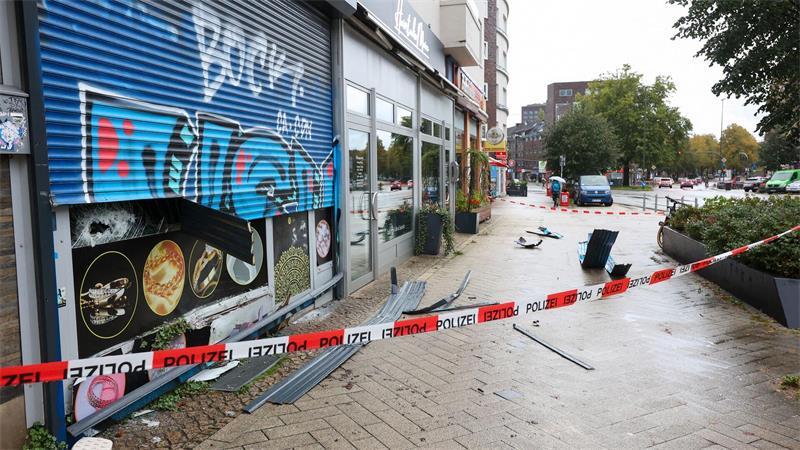 Unbekannte haben in Hamburg einen Juwelier ausgeraubt. Vorher sind sie wohl mit einem SUV gegen die Schaufensterscheibe gefahren.