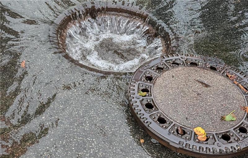 Unbekannte heben Gullydeckel aus – Fußgängerin verletzt Unbekannte haben unerlaubt den Deckel eines Regenwasserschachts in Schiffdorf entfernt (Symbolbild/Archiv).