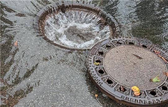 Unbekannte haben unerlaubt den Deckel eines Regenwasserschachts in Schiffdorf entfernt (Symbolbild/Archiv).