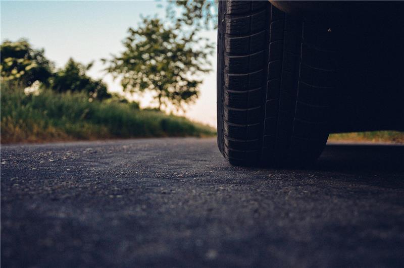 Radbolzen nachts an Pkw gelöst Unbekannte haben in Hollern-Twielenfleth an zwei Autos mehrere Radbolzen an einem Rad gelöst (Symbolbild). Foto: Pixabay/ tookapic