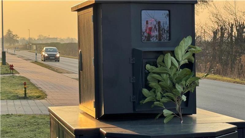 Blitzer in Freiburg zerstört: Zeigt das letzte Foto die Täter? Unbekannte hatten das Messauge des Blitzers ins Visier genommen.