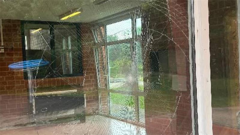 Unbekannte warfen einen Gullydeckel auf Scheiben neben der Eingangstür - doch das Glas hielt Stand.