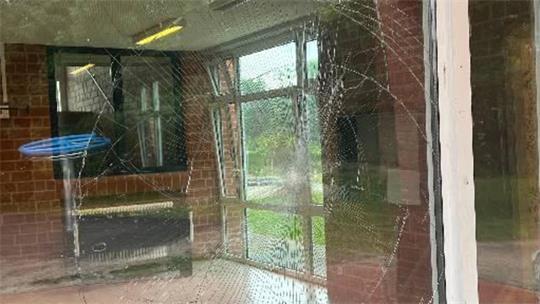 Unbekannte warfen einen Gullydeckel auf Scheiben neben der Eingangstür - doch das Glas hielt Stand.