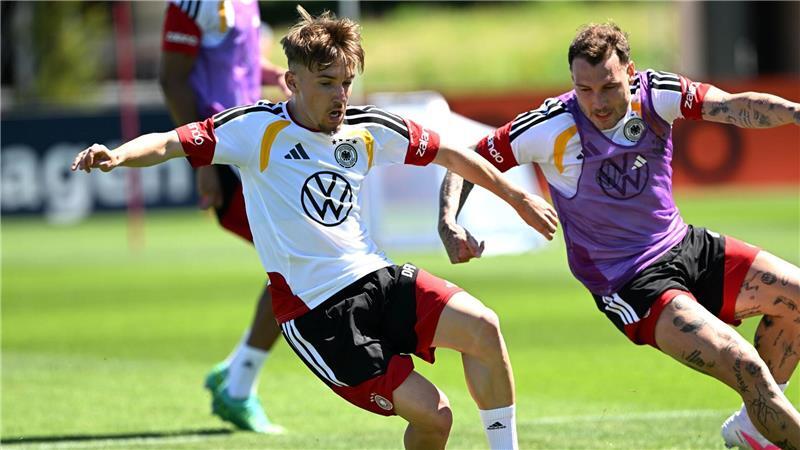 Heißer Auftakt: Karl und Nmecha greifen WM-Startplätze an Unbekümmert in Aktion: Lennart Karl (l) im Zweikampf mit David Raum.