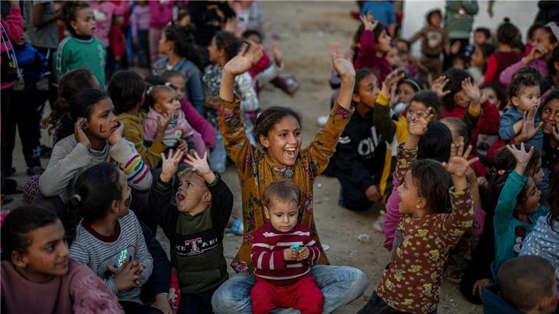 Unbeschwerte Momente: Flüchtlingskinder sehen sich bei einer Vorführung während der Waffenruhe im Gaza-Krieg Zeichentrickfilme an.