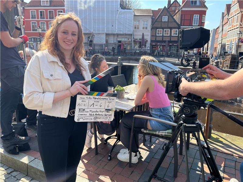 Und Action! Regisseurin Mareike Kopitzke (vorne) dreht in einem Café am Stader Fischmarkt eine Szene ihres Abschlussfilms. Fotos: Buchmann