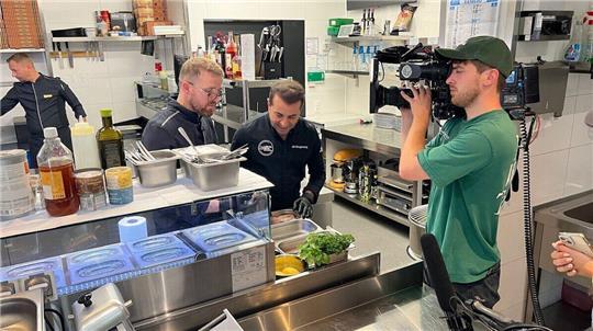 Und Action: Während der Wettbewerbswoche mussten die Teilnehmer – wie hier im „D‘ORO Ristorante“ in Wremen – in ihren Profiküchen nicht nur Menüs, sondern auch noch ein Fernsehteam koordinieren
