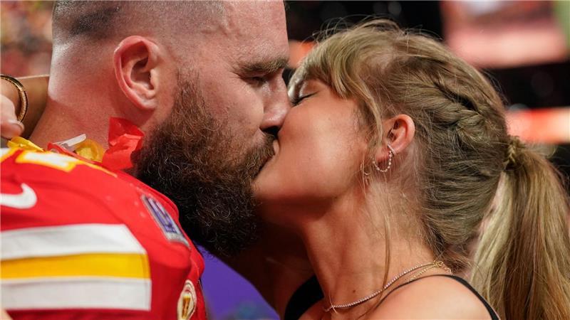 Taylor Swift verlobt: Ist das eigentlich noch zeitgemäß? Und Kuss: Inzwischen sind Taylor Swift und Travis Kelce verlobt. (Archivbild)