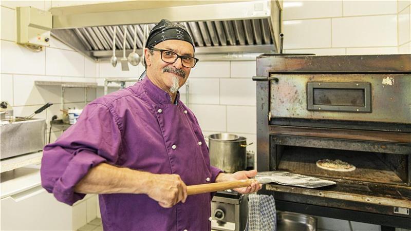 Und ab in den Pizzaofen damit: Für seine Gäste bereitet Giovanni Antonino Favari gerne Pizza zu - notfalls auch mit Ananas und Schinken. Noch lieber überrascht er sie aber mit anderen sizilianischen Spezialitäten.