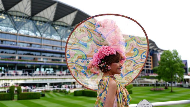 Eine Frage der Hüte: Dresscode beim Pferderennen in Ascot Und auch in unterschiedlichen Größen.