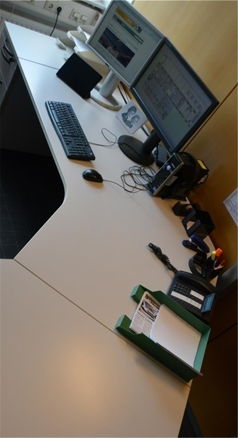 Und der jeden Abend penibel aufgeräumte Arbeitsplatz von Birger Hamann, Chef vom Dienst beim TAGEBLATT.