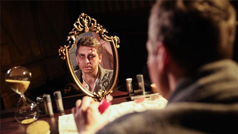 Und die Schauspielenden haben etwa 12,5 Tonnen Schminke verbraucht.