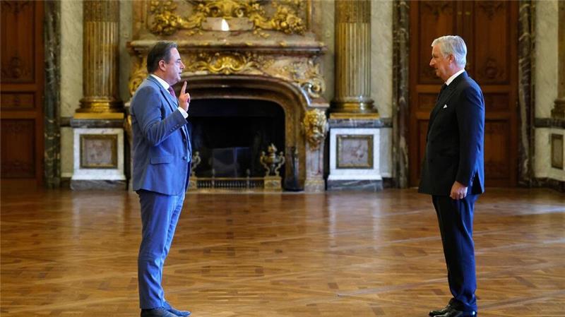 Neue rechtsgeführte Regierung Belgiens vereidigt „Und jetzt an die Arbeit“, schrieb der neue Regierungschef Belgiens, Bart De Wever, nach der Vereidigung auf der Plattform X.