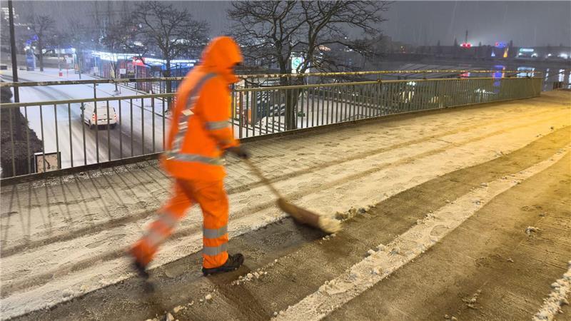 Und mit der Schneeschippe. 