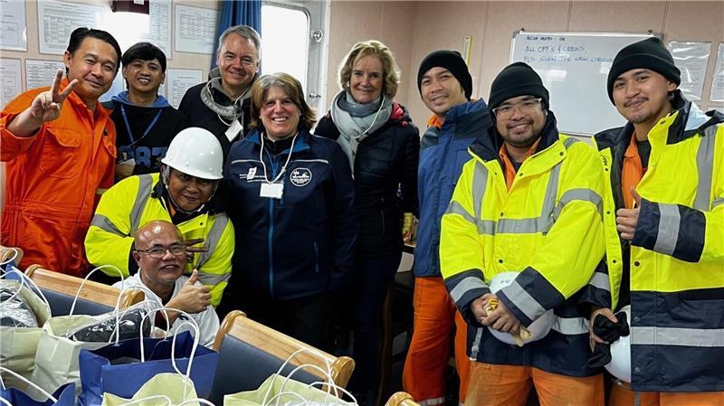 Das Leben der Seeleute: Mit der Seemannsmission an Bord im Stader Hafen Und noch ein Erinnerungsfoto: An Bord des Frachtschiffs Kai Oldendorff haben Sören Schult, Kerstin Schefe und Sabine von der Decken gerade 20 Geschenktüten an die Crew übergeben.