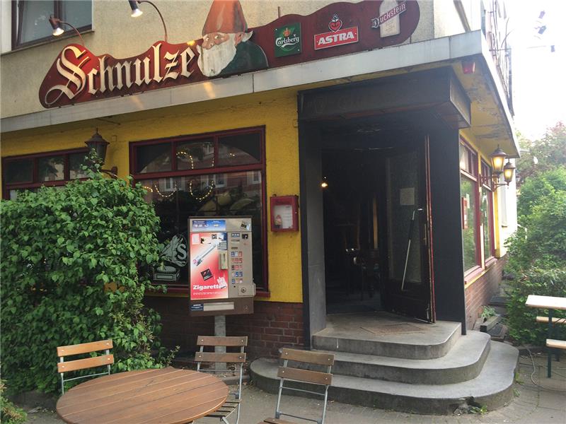 Die kleine Kneipe an unserer Ecke Und täglich grüßt der Gartenzwerg: Außenansicht der „Schnulze“.