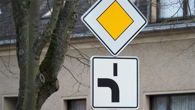 Blinken ja oder nein? Wie es Autofahrer im Kreis Stade richtig machen Und wann blinkt man bei einer abknickenden Vorfahrtstraße? Im Prinzip immer, wenn man nicht geradeaus fahren will.