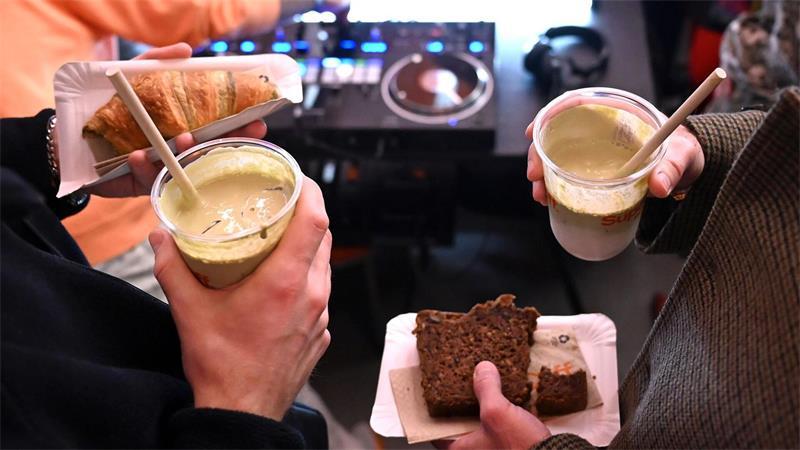 Sporadisch Café-Small-Talk: Sind wir nur noch Pseudofreunde? „Und was macht die Liebe?“ - „Ja, muss ja.“ (Archivbild)