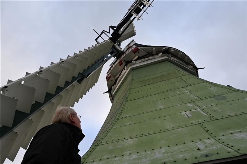 Undicht: Der grüne Achtkant der Windmühle Venti Amica muss neu eingedeckt werden. Fotos: Vasel