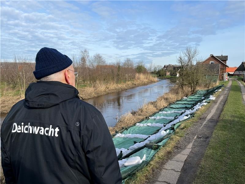 Undicht: Oberdeichrichter Wilhelm Ulferts schaut am Umdeich an der Lühe in Neuenkirchen auf den mit Geotextil und mit Sandsäcken provisorisch gesicherten Abschnitt. Fotos: Vasel