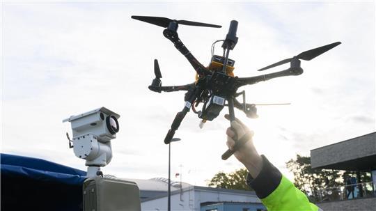 Unerlaubte Drohnenflüge stellen die Sicherheitsbehörden vor neue Aufgaben. (Symbolbild)