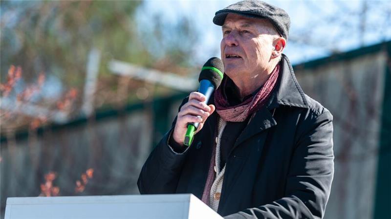 Sonntagsdemos im 15. Jahr - BI Gorleben mahnt weiter Unermüdlich treffen sich jeden Sonntag Gegner der Einlagerung von Atommüll zu einem Spaziergang in Gorleben.