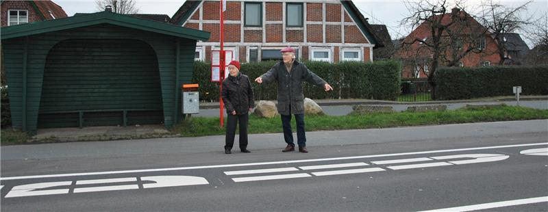 Unerträgliches Geratter wie Maschinengewehrfeuer: Ruth und Ernst Jeschonneck zeigen auf die weiße Dickschichtmarkierung vor der Bushaltestelle direkt vor ihrem Haus. Fotos Lohmann