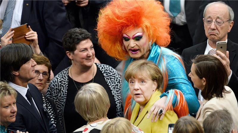 Unerwartetes Zusammentreffen: Kanzlerin Angela Merkel und Travestiekünstlerin Olivia Jones in der Bundesversammlung 2017. (Archivbild)