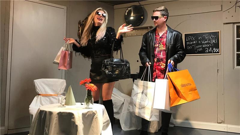 Unerwünschter Besuch: Angelina Uhl (Sandy) und Henrik Klinger (Prinz Harry van Holtstopp) als glamouröses Paar.