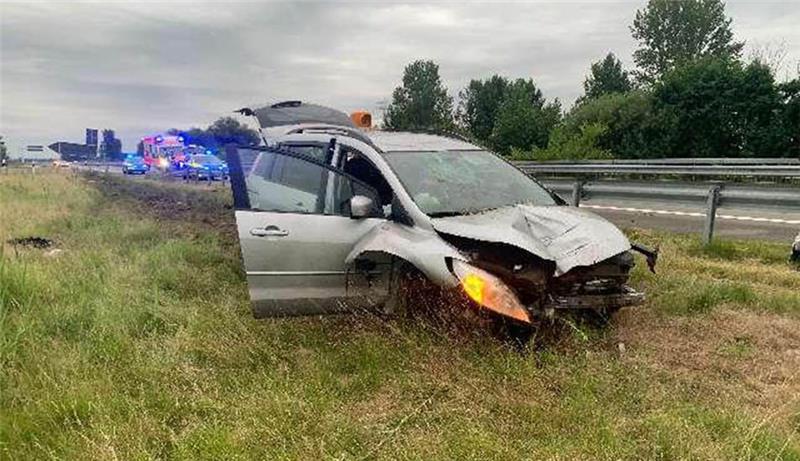Mehrere Unfälle auf der A26 – Stau im Berufsverkehr Unfall auf der A26: Ein 18-jähriger Fahrer eines Mazda aus Hamburg ist am Donnerstagmorgen auf Höhe der Anschlussstelle Jork von der Fahrbahn abgekommen und mit mehreren Verkehrsschildern zusammengestoßen. Foto: Polizei