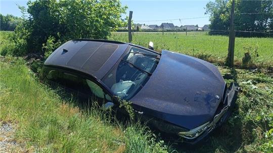 Unfall auf der B73: Ein betrunkener Autofahrer ist in den Graben gefahren.