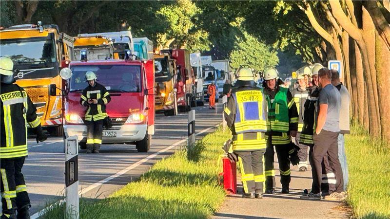Unfall auf der B73: Womöglich wurden Pkw-Fahrer von der Sonne geZwblendet.