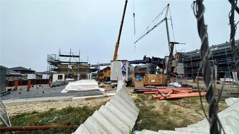 Kran-Unfall in Otterndorf: Ursachenforschung läuft auf Hochtouren Unfall auf der Baustelle der Klimaschutzsiedlung: Aus bisher nicht vollständig geklärten Gründen kippte ein ausgefahrener Autokran um.
