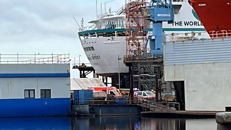 Unfall auf der Bredo-Werft: Die Höhenrettung der Feuerwehr ist im Einsatz.