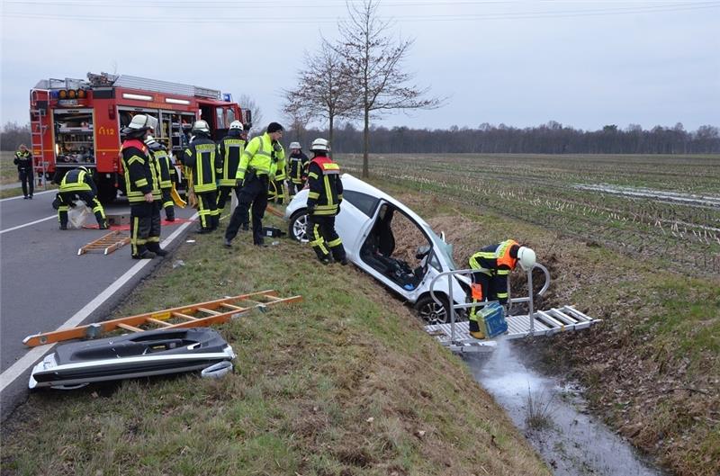 Unfall auf der K 102 in Bremervörde: Gestern Nachmittag ist die Beifahrerin in diesem Opel Corsa so schwer verletzt worden, dass sie knapp zwei Stunden später starb. Auch das Kind der im achten Monat schwangeren Frau konnte nicht mehr gerettet werden. Foto: Pape