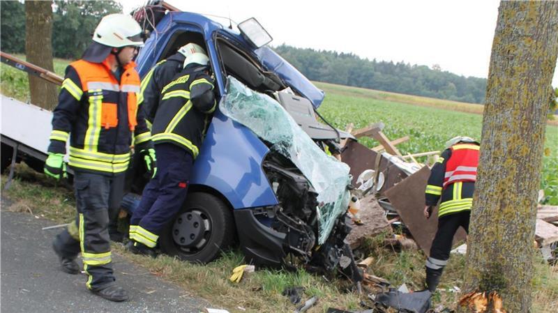 Auto kracht gegen zwei Bäume - Fahrer schwer verletzt Unfall auf der K109: Ein Transporter kam von der Straße ab und prallte gegen einen Baum. Der 55 Jahre alte Fahrer wurde eingeklemmt und schwer verletzt ins Krankenhaus gebracht.