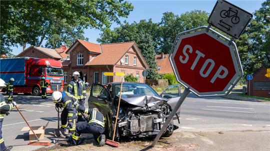 Unfall auf der Rahmstorfer Straße in Goldbeck: Der Renault wurde gegen ein Stoppschild geschleudert.
