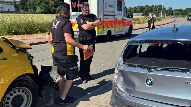 Unfall im Buxtehuder Gewerbegebiet: erheblicher Schaden an beiden Fahrzeugen.