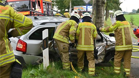 Unfall im Stader Moor: Mit schwerem Gerät befreien die freiwilligen Feuerwehrleute den Beifahrer aus dem Wrack.