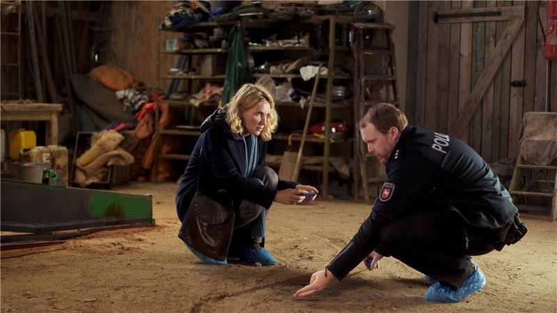 Wo ist der Kopf? „Tatort“-Kommissarin ermittelt im Alten Land Unfall oder Mord? Charlotte Lindholm (Maria Furtwängler) ermittelt gemeinsam mit Dorfpolizist Olaf Gehrke (Ole Fischer) auf einem Bio-Apfelhof im Alten Land.