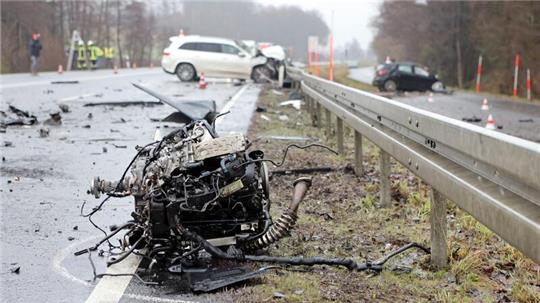 Unfallauslöser war ein Wagen, der trotz Überholverbot in den Gegenverkehr ausscherte.