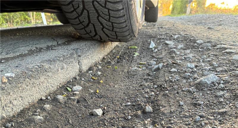 Unfallgefahr: Erheblicher Höhenunterschied zwischen Fahrbahn und Seitenraum am Hagener Weg.