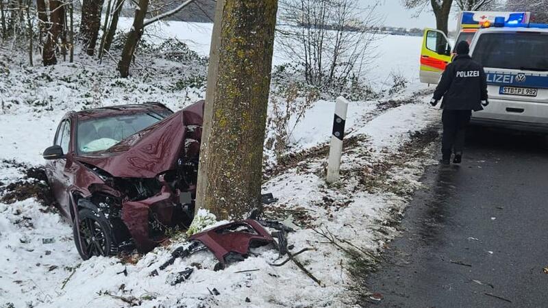 BMW-Fahrerin kracht auf K49 bei Apensen gegen Baum – schwer verletzt Unfallstelle K 49